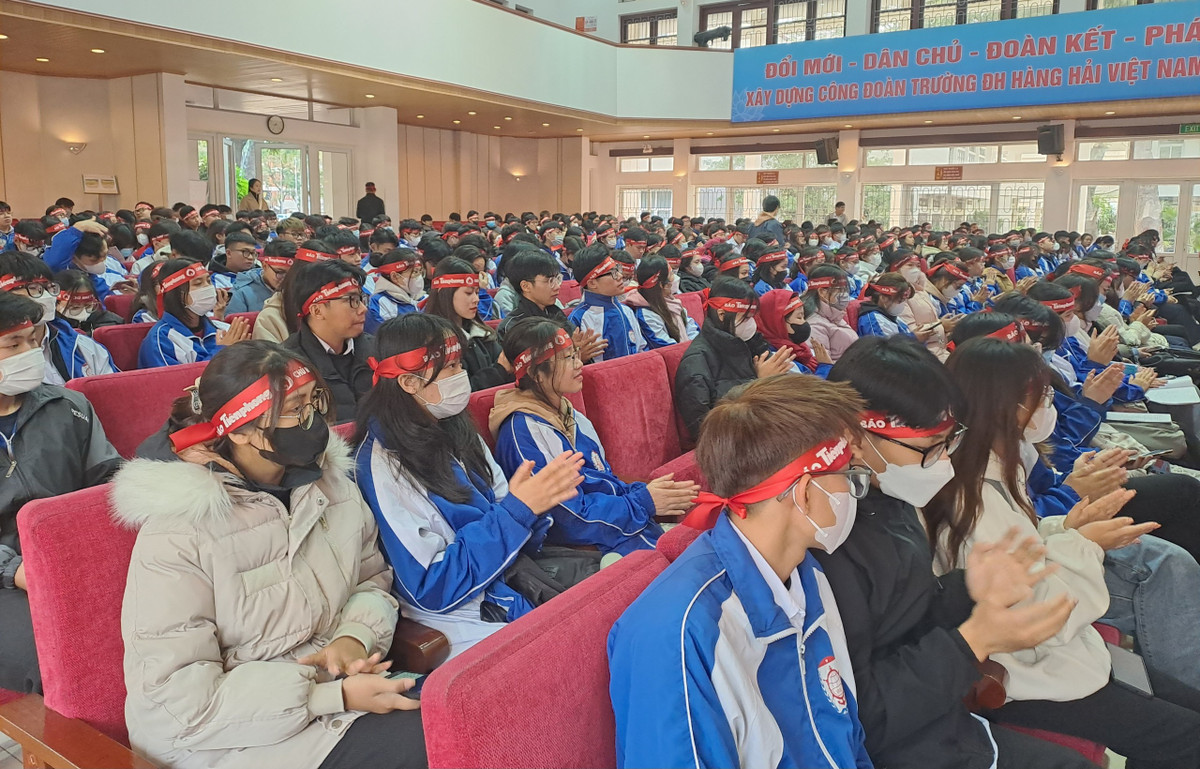 Hàng trăm cán bộ, sinh viên trường ĐH Hàng hải Việt Nam hiến máu cứu người - Hình 2 Hang tram can bo, sinh vien truong DH Hang hai Viet Nam hien mau cuu nguoi-Hinh-2