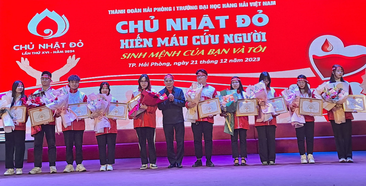 Hàng trăm cán bộ, sinh viên trường ĐH Hàng hải Việt Nam hiến máu cứu người - Hình 10 Hang tram can bo, sinh vien truong DH Hang hai Viet Nam hien mau cuu nguoi-Hinh-10