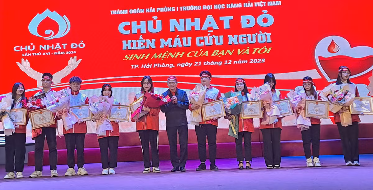 Hang tram can bo, sinh vien truong DH Hang hai Viet Nam hien mau cuu nguoi-Hinh-10