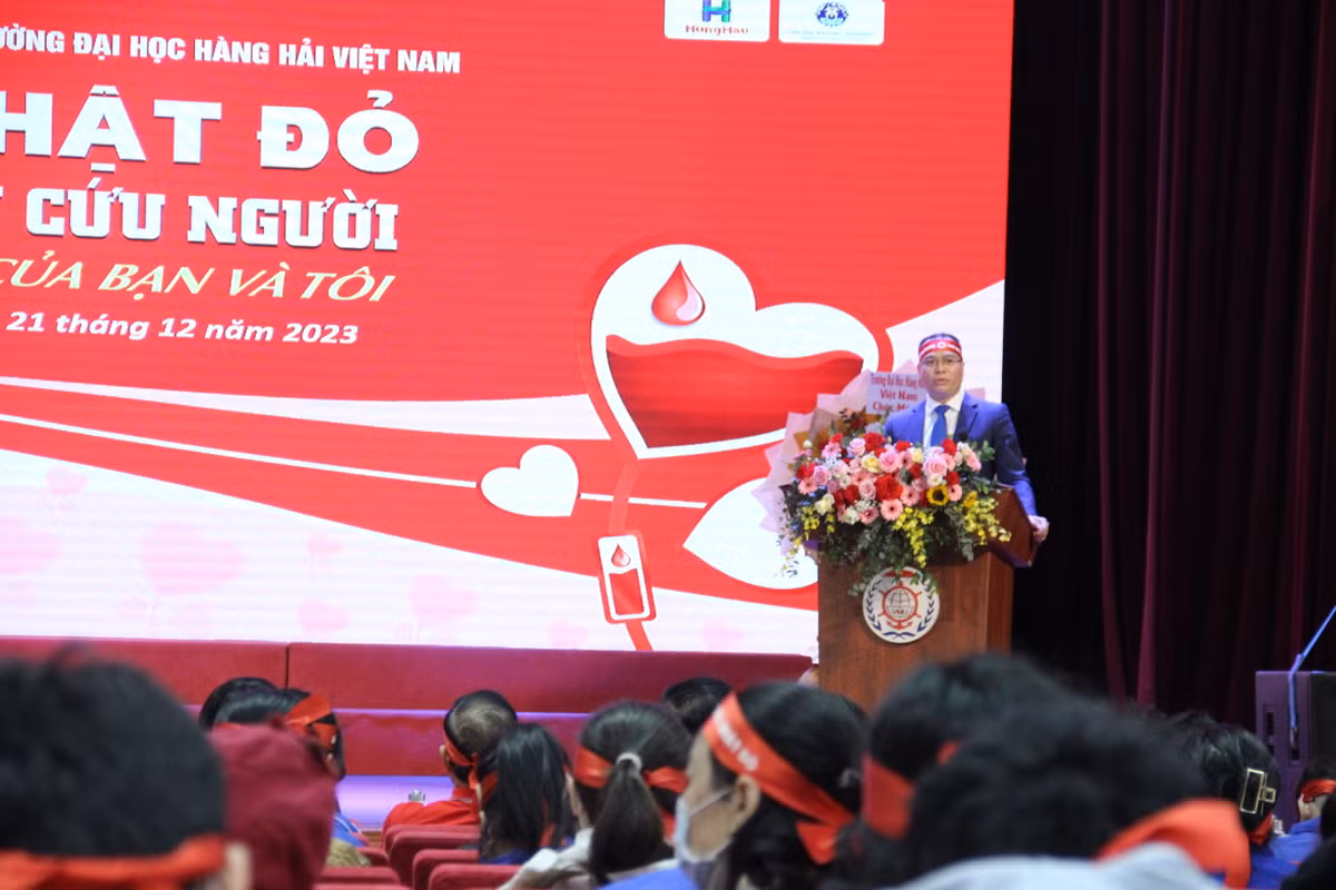 Hang tram can bo, sinh vien truong DH Hang hai Viet Nam hien mau cuu nguoi-Hinh-5