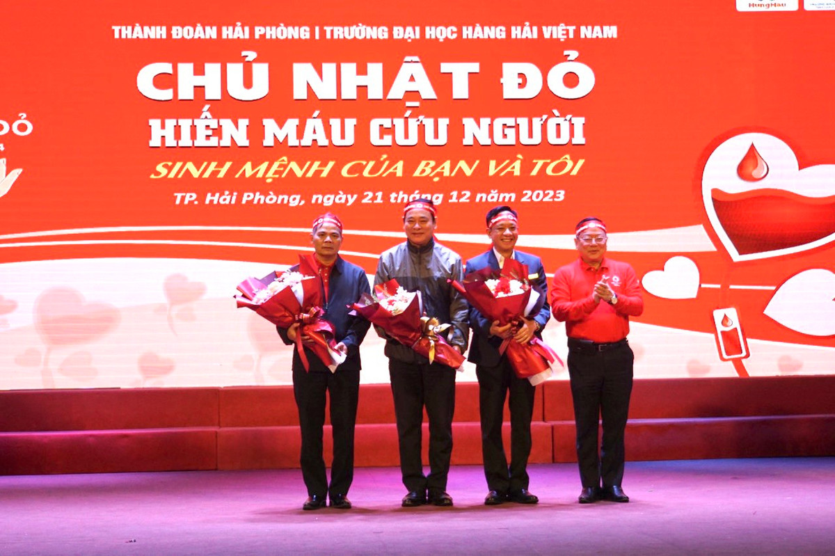 Hàng trăm cán bộ, sinh viên trường ĐH Hàng hải Việt Nam hiến máu cứu người - Hình 9 Hang tram can bo, sinh vien truong DH Hang hai Viet Nam hien mau cuu nguoi-Hinh-9