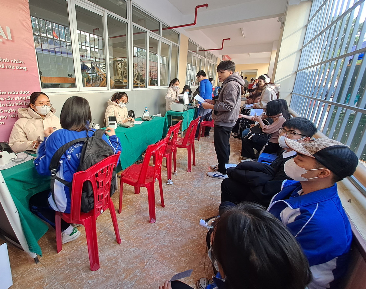 Hàng trăm cán bộ, sinh viên trường ĐH Hàng hải Việt Nam hiến máu cứu người - Hình 4 Hang tram can bo, sinh vien truong DH Hang hai Viet Nam hien mau cuu nguoi-Hinh-4