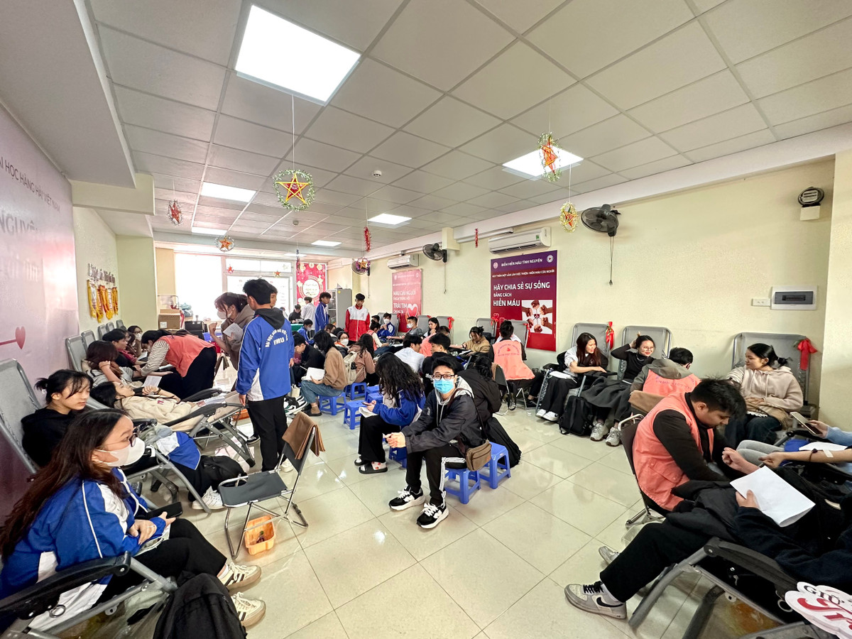 Hàng trăm cán bộ, sinh viên trường ĐH Hàng hải Việt Nam hiến máu cứu người - Hình 7 Hang tram can bo, sinh vien truong DH Hang hai Viet Nam hien mau cuu nguoi-Hinh-7
