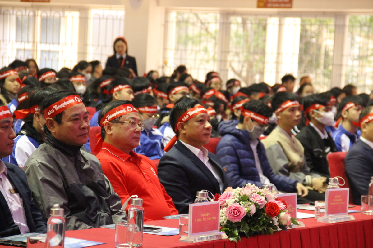 Hang tram can bo, sinh vien truong DH Hang hai Viet Nam hien mau cuu nguoi