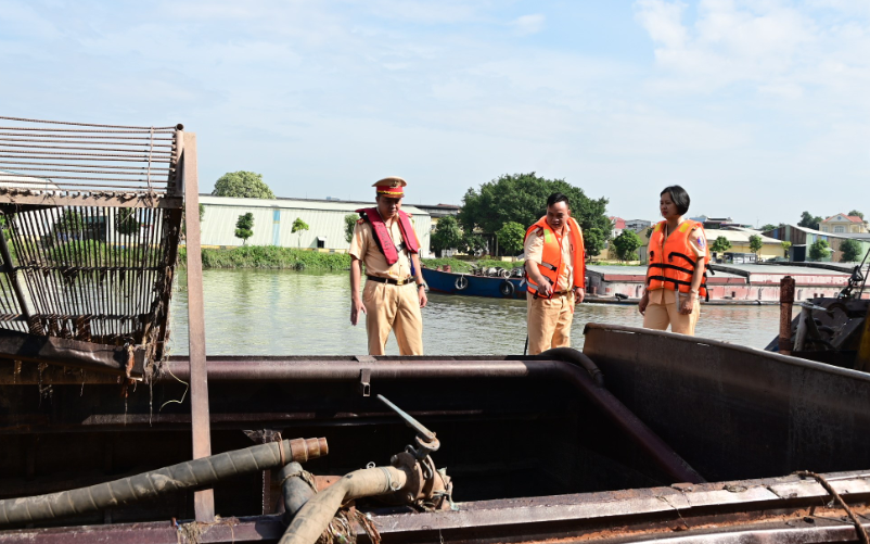 Hai Phong: Bat giu tau cho 1.000m3 cat khong hoa don chung tu