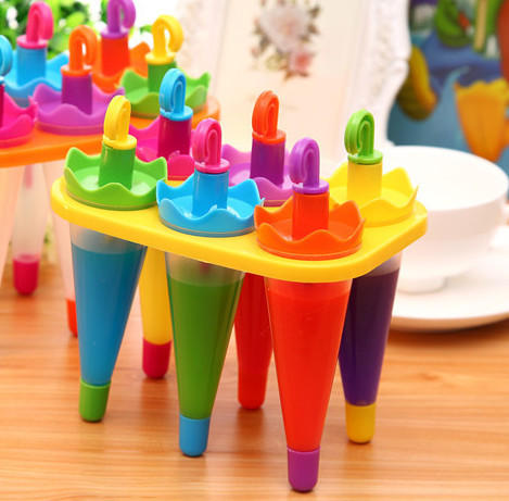 Tại các cửa hàng đồ gia dụng ngoại nhập hoặc shop làm bánh ở Hà Nội, không khó tìm được khuôn làm kem. Khuôn được làm từ nhựa, phần que kem thường được gắn cùng khuôn để có thể sử dụng nhiều lần. Trong hình là bộ khuôn làm kem hình chiếc ô, chóp nhọn, có giá dao động từ 70.000 - 80.000 đồng/bộ.