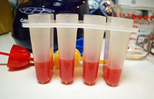 Theo chị Minh Anh (chủ cửa hàng đồ gia dụng đường Nguyễn Khánh Toàn): "Khi mua, khách kiểm tra khuôn có kí hiệu số 5 và chữ PP hay không, nếu có thì nên mua".