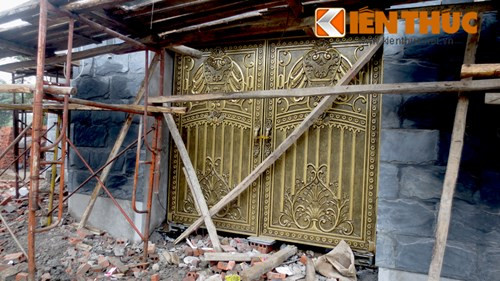 Trước đó, một trong hai chiếc cửa ở gara tầng hầm đã được lắp, song mới đây đã được tháo dỡ.