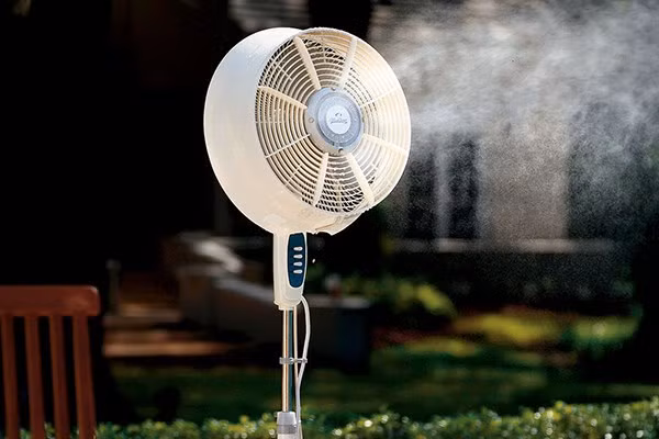 Mặc dù tiện lợi, nhưng người mua cần cân nhắc tính năng hữu ích của quạt phun sương có thể bị phản tác dụng nếu sử dụng không đúng cách. Đối với phòng kín hơi, hơi nước của quạt phun sương dễ làm đồ vật bị ẩm mốc, ảnh hưởng đến hô hấp của người già và trẻ nhỏ.