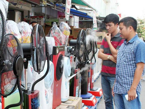 Với tiện ích bổ sung độ ẩm cho ngày hè nắng nóng, quạt phun sương và quạt hơi nước đang là lựa chọn của khá nhiều gia đình. Trên thị trường, quạt phun sương có nhiều loại của Kangaroo, Comet, Sunhouse, Sanaky... giá đắt hơn loại quạt truyền thống. Quạt phun sương có giá từ 1,3 đến trên 3 triệu đồng/chiếc.