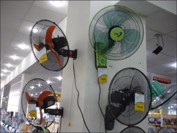Quạt treo tường của Panasonic, Asia... có giá từ 300.000 đồng - trên 3 triệu đồng/chiếc, phù hợp với phòng có diện tích nhỏ.