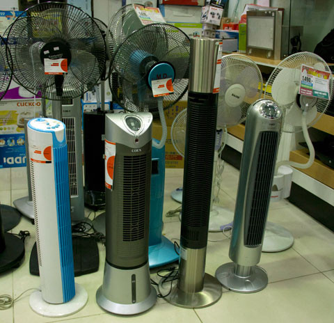 Cũng mang đến giải pháp tốt tiết kiệm diện tích đặt quạt cho phòng nhỏ, khả năng làm mát, lưu thông khí rất tốt, song dòng quạt tháp lại có nhược điểm khi vệ sinh quạt. Quạt tháp nhanh bám bụi, trong khi việc tháo lắp để lau chùi không dễ dàng như các loại quạt truyền thống.