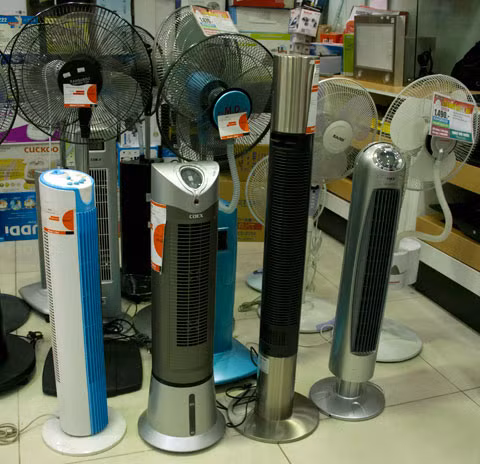 Cũng mang đến giải pháp tốt tiết kiệm diện tích đặt quạt cho phòng nhỏ, khả năng làm mát, lưu thông khí rất tốt, song dòng quạt tháp lại có nhược điểm khi vệ sinh quạt. Quạt tháp nhanh bám bụi, trong khi việc tháo lắp để lau chùi không dễ dàng như các loại quạt truyền thống.