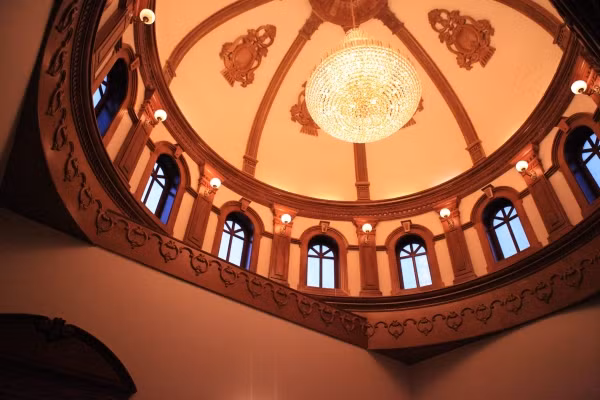 Trần mái vòm của các thiết kế châu Âu cổ điển khiến những ai ngắm nhìn cũng choáng ngợp.