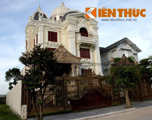 Được xây dựng trên khuôn viên rộng hơn 500m2 ở ngã 5, gần sân bay Cát Bi - Hải Phòng, lâu đài của ông bà Tạo Phượng khiến không ít người trầm trồ ngưỡng mộ.