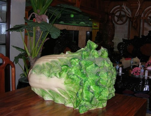 Tượng bắp cải có ý nghĩa phong thủy riêng với gia đình bà Diệu Hiền được đặt trên bàn. Trong phong thủy bắp cải tượng trưng cho của cải dồi dào, phú quý dư thừa, vì thế thường được giới kinh doanh chuộng đặt trong nhà.