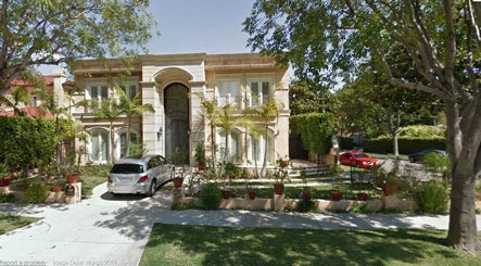 Mới đây, những thông tin về cuộc sống gia đình và hôn nhân của MC Quỳnh Chi đang là tâm điểm của sự chú ý. Trong nhiều chia sẻ, mẹ chồng Quỳnh Chi - bà Diệu Hiền được nhắc đến khá nhiều. Là nữ đại gia thủy sản có tiếng ở đất Cần Thơ, bà Diệu Hiền sở hữu không ít cơ ngơi bất động sản hoành tráng. Trong đó căn hộ tại California (Mỹ) từng được bà mua với giá 1,35 triệu USD.