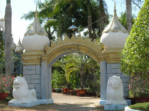 Cảnh quan khu du lịch sinh thái được đầu tư nhiều hạng mục, tượng, cây xanh đẹp mắt.