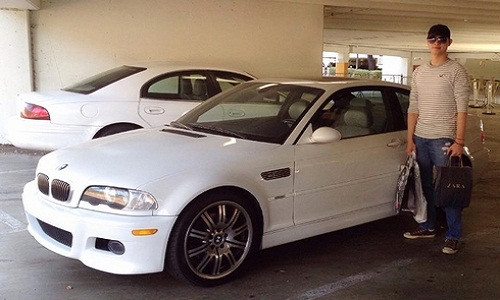 Louis Trần bên cạnh xe sang và những món đồ hàng hiệu đắt tiền.