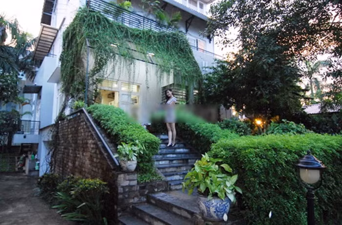 Ngôi biệt thự vườn của gia đình Á hậu Huyền My tại Hà Nội có diện tích 800m2 với cây xanh phủ kín quanh nhà.