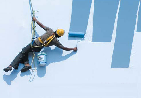 Các loại sơn tường, phủ trần chống nóng trong nhà và ngoài trời có giá dao động từ 250.000 - 1 triệu đồng/ thùng được bán khá nhiều trên thị trường. Mặc dù phong phú sản phẩm chống nóng, song người mua nên tham khảo ý kiến của người có kinh nghiệm trong lĩnh vực xây dựng để chọn loại phù hợp với nhà và tài chính.