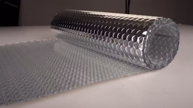 Một trong những sản phẩm chống nóng mùa hè còn có túi khí cách nhiệt, giá khoảng 20.000 – 50.000 đồng/m2. Túi khí cấu tạo bởi lớp nhôm phủ lên tấm nhựa tổng hợp, bên trong chứa các túi khí. Lớp nhôm phía ngoài giúp phản xạ nhiệt. Lớp nhựa chứa túi khí bên trong ngăn dẫn nhiệt và giúp tản nhiệt nhanh. Sản phẩm này có ưu điểm thi công nhanh.