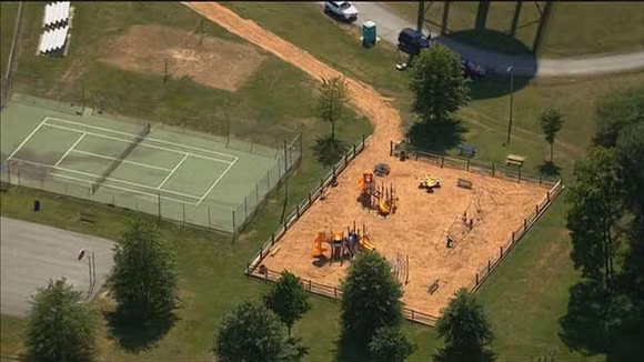 Diane Richardson, phát ngôn viên của văn phòng cảnh sát trưởng cho biết chính quyền địa phương hiện đang tiến hành lần trở về trước những hành động của người mẹ trong vài ngày gần đây nhằm “tìm hiểu xem điều gì đã dẫn tới sự việc.”