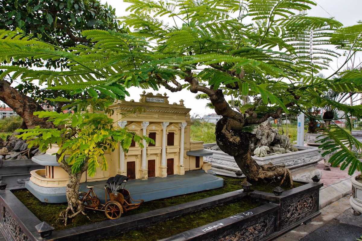 Ngoài ra, tại triển lãm tác phẩm "nhà hát thành phố" gây ấn tượng mạnh mẽ khi tái hiện chân thực, sinh động khung cảnh nhà hát lớn với hàng cây, chiếc xích lô đẹp mắt. Ảnh: Lưu Thanh Bình.