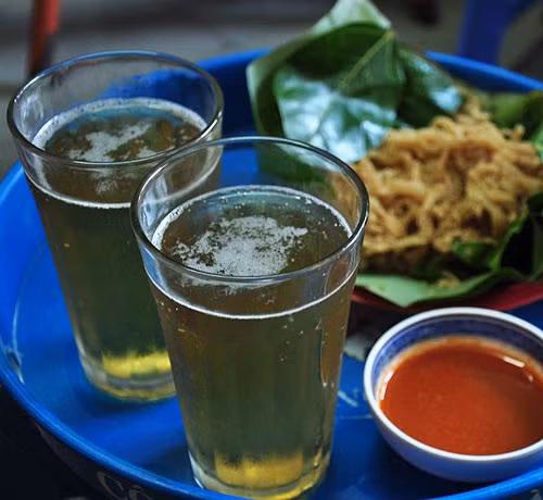 Bia cỏ luôn là món đồ giải khát cực hút khách ngày nắng nóng, chỉ cần bỏ ra 5.000 đồng, khách hàng có thể "đập tan cơn khát". Những địa điểm luôn đắt khách mua bia như phố Tạ Hiện, Hoàng Hoa Thám, dốc Hàng Than.