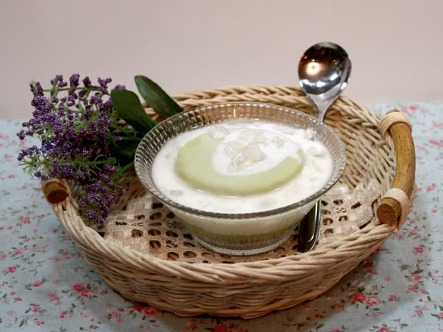 Chè hoa quả như chè xoài, chè trái bơ.... chỉ có giá từ 10.000 đồng/bát, bán tại Xã Đàn, Đào Duy Từ là những món khách hàng nên thử vào đầu hè.