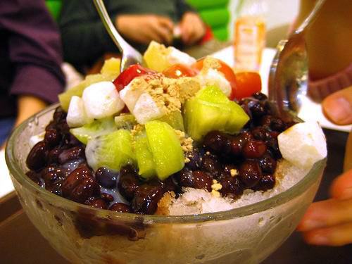 Ngoài các món giá bèo, hoa quả dầm là món ăn vặt giải khát khoái khẩu của nhiều người, ngoài ra, mức giá của hoa quả dầm khá rẻ, cao nhất cũng chỉ 15.000 đồng/cốc. Người mua có thể lên phố hoa quả Tô Tịch, hay quán chè nổi tiếng ở đường Nguyễn Trãi... để thưởng thức hoa quả dầm ngon, giá rẻ.