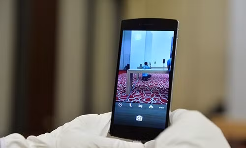 Tuy nhiên, đây chỉ là mức giá chưa bao gồm thuế giá trị gia tăng VAT. Mức giá “thật” của Bphone được công bố trên website của Bkav. Qua đó, sau khi cộng thêm 10% VAT, mức giá của Bphone đã bị độn lên từ 1-2tr (tùy từng phiên bản). Cụ thể: Phiên bản 16GB: 10,989 triệu đồng, Phiên bản 64GB giá 13,959 triệu đồng và phiên bản Limited Edition 128GB: 22,209 triệu đồng.