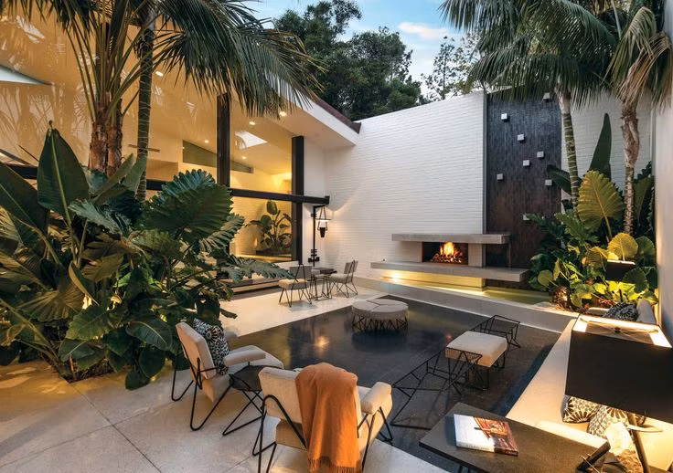 Tiểu cảnh là mảng xanh điều hòa không khí, làm mát nhà ở được nhiều người ưa chuộng. Tùy vào diện tích, thiết kế và sở thích, tài chính của gia chủ, tiểu cảnh được đặt ở nhiều khu khác nhau trong nhà để mang tính hài hòa, đẹp mắt.