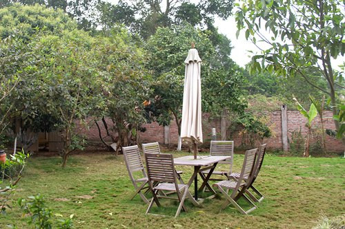 Một góc vườn với bộ bàn ghế gỗ là nơi gia đình Mỹ Linh thường ngồi chơi, ngắm cảnh.