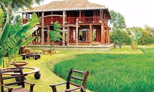 Nằm cách trung tâm TP HCM 40 phút đi xe, khu nhà vườn Long Thuận rộng 20.000 m2 của nhà thiết kế Ngô Sĩ Hoàng khá gần gũi với cánh đồng lúa, hàng dừa xanh... gợi nhớ về vùng thôn quê yên bình, trái ngược với thành thị đông đúc, tấp nập.