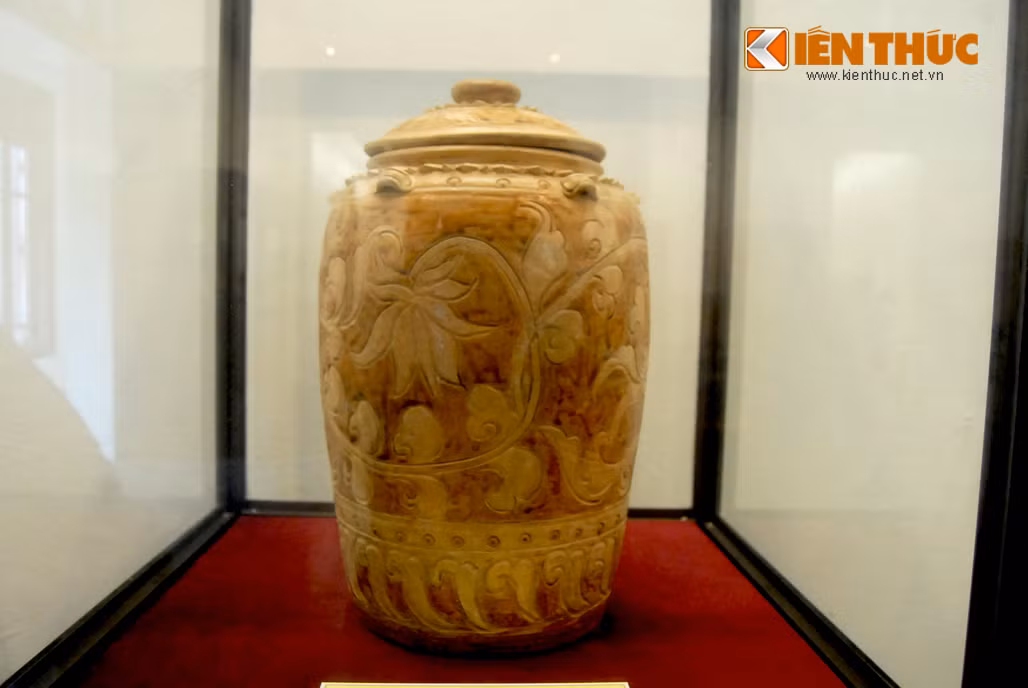 Thạp gốm hoa nâu từ Triều Lý (thế kỷ 12) do nhà sưu tập Nguyễn Tuấn Anh (Hà Nội) mang đến triển lãm.