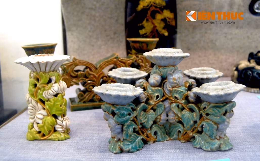 Bộ chân nến với các hoạt tiết cầu kỳ, đẹp mắt. Bác Hoàng Minh Thái (nhà ở khu Hàng Bồ, Hoàn Kiếm, Hà Nội) cho biết: "Đến xem triển lãm khá ấn tượng với dòng gốm Cây Mai, kỹ thuật phủ mem của các nghệ nhân vô cùng khéo léo".