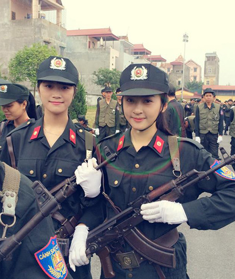 Cô bạn này có tên đầy đủ, Nguyễn Khánh Ly, sinh năm 1995, đến từ Lạng Sơn, hiện đang là sinh viên năm 2 chuyên ngành Cảnh sát bảo vệ mục tiêu, trường Trung cấp Cảnh sát vũ trang.