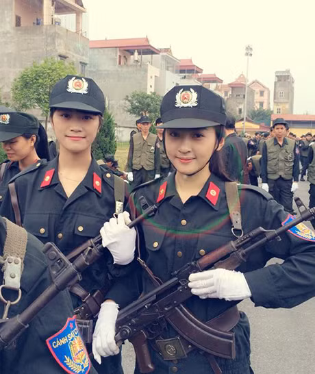 Cô bạn này có tên đầy đủ, Nguyễn Khánh Ly, sinh năm 1995, đến từ Lạng Sơn, hiện đang là sinh viên năm 2 chuyên ngành Cảnh sát bảo vệ mục tiêu, trường Trung cấp Cảnh sát vũ trang.