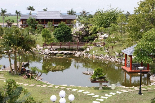 Ngoài ra, ông Cao Tiến Đoan còn đầu tư xây dựng nhiều hạng mục khác tại tư dinh như thác nước, bể bơi, sân thể thao tenis, đặc biệt là khu nhà gỗ trồng rường truyền thống, phủ thờ công chúa Mỵ. Ảnh một góc khuôn viên phía sau khu dinh thự. Ảnh:vuiviet.us