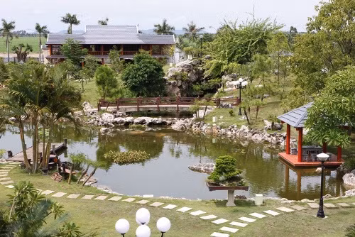 Ngoài ra, ông Cao Tiến Đoan còn đầu tư xây dựng nhiều hạng mục khác tại tư dinh như thác nước, bể bơi, sân thể thao tenis, đặc biệt là khu nhà gỗ trồng rường truyền thống, phủ thờ công chúa Mỵ. Ảnh một góc khuôn viên phía sau khu dinh thự. Ảnh:vuiviet.us