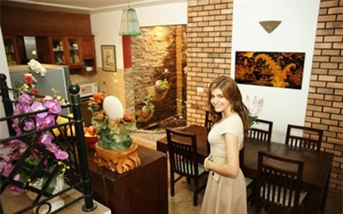 Đầu năm 2012, Andrea tiết lộ hình ảnh về căn biệt thự đắt tiền nằm ở khu đất vàng quận Tây Hồ với những tiện nghi sang trọng và đắt tiền. Ảnh: archinews.