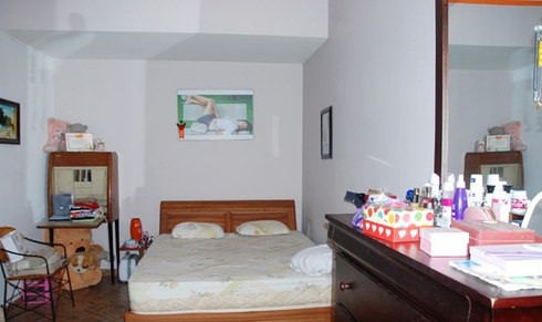 Phòng ngủ nhỏ bé gọn gàng của người mẫu Andrea.