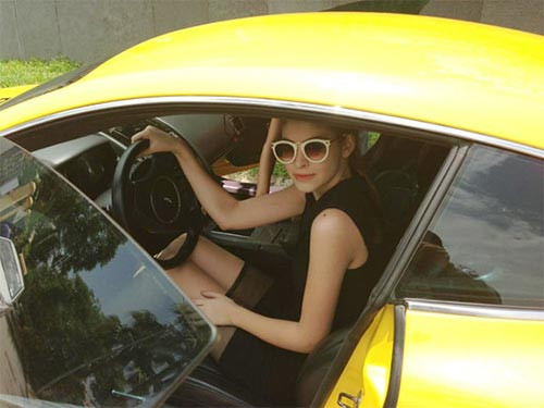 Những ồn ào quanh Andrea chưa dừng lại ở đó. Cô gái gốc Tây Ban Nha này còn bị "tố" mượn xe để khoe. Theo Andrea xế hộp vàng tiền tỷ này là quà sinh nhật mà cha cô tặng khi cô tròn 18 tuổi.