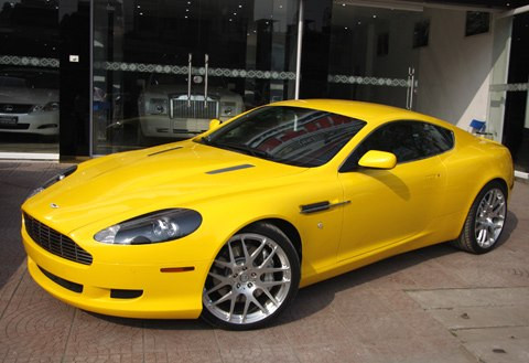 Trên các chuyên trang về ô tô, hình ảnh chiếc Aston Martin khá giống với xe Andrea "khoe" trên trang cá nhân được mang ra mổ xẻ. Theo nhiều luồng ý kiến, xế hộp này của một đại gia trong ngành vận tải. Một luồng dư luận khác cho rằng gia đình Andrea định mua chiếc xe này từ đại gia kể trên nhưng không thành.