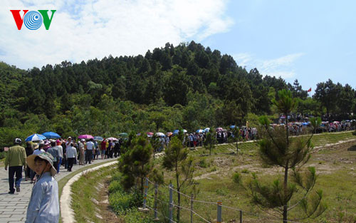 Hon 70.000 nguoi vieng mo Dai tuong dip 30/4-Hinh-2