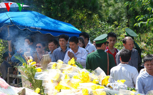 Hon 70.000 nguoi vieng mo Dai tuong dip 30/4-Hinh-6