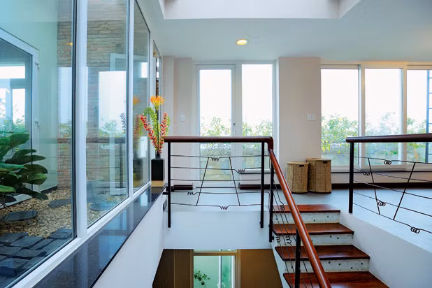 Kính ngày càng được dùng nhiều cho cửa sổ và cửa đi vì yếu tố thẩm mỹ, sở thích, hay phụ thuộc tài chính của gia chủ. Tuy nhiên, do tâm lý đã sử dụng kính chống nắng, hay phim cách nhiệt cho kính mà nhiều người bỏ qua khâu che chắn cho các phía cửa kính, điều này ảnh hưởng không nhỏ đến không khí trong nhà.