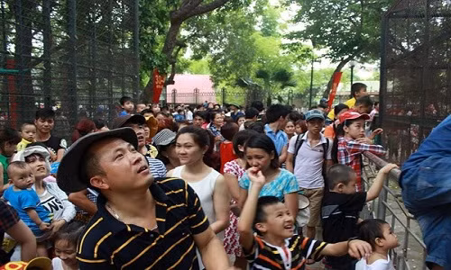 Nghet tho chen chuc di choi o Ha Noi dip 30/4