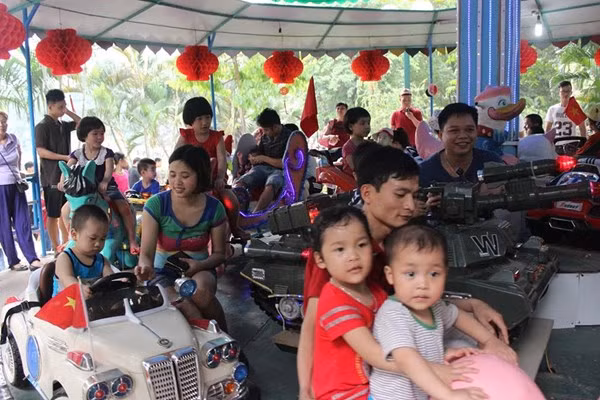 Các trò chơi thu hút nhiều em nhỏ.